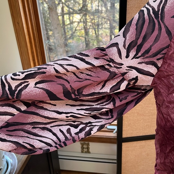 Tiger Stripes Strappy Front Hi-Lo Top - Picture 3 of 9